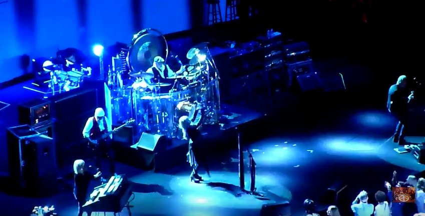 VIDEOS: Fleetwood Mac rocks star-studded London opener