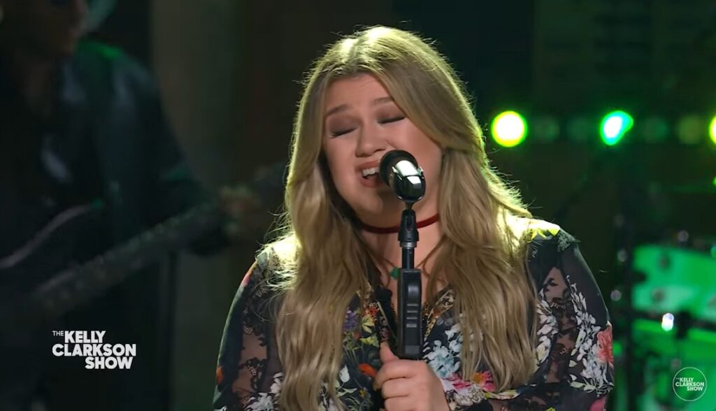 Kelly Clarkson covers 'Edge of Seventeen' STEVIE NICKS INFO