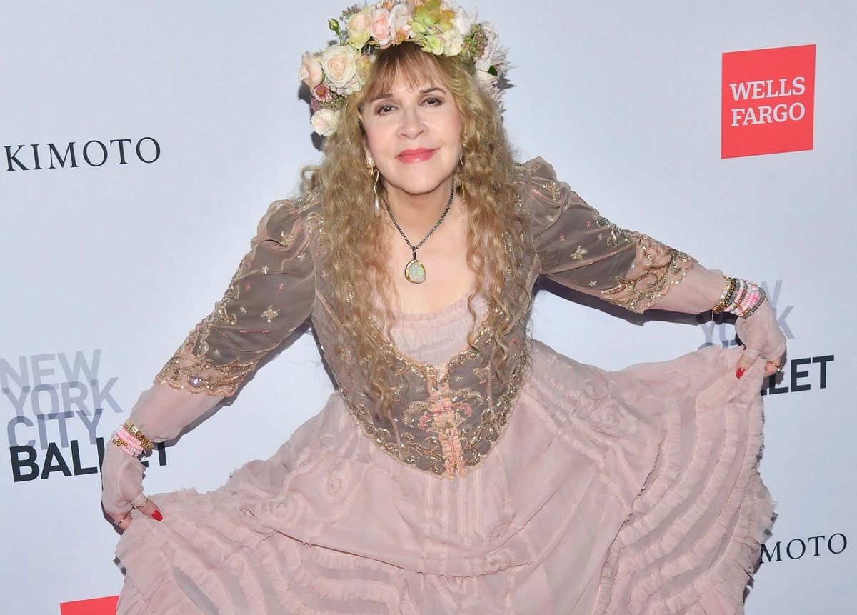 Stevie Nicks attends NYC Fall Fashion Gala, stunning in pink